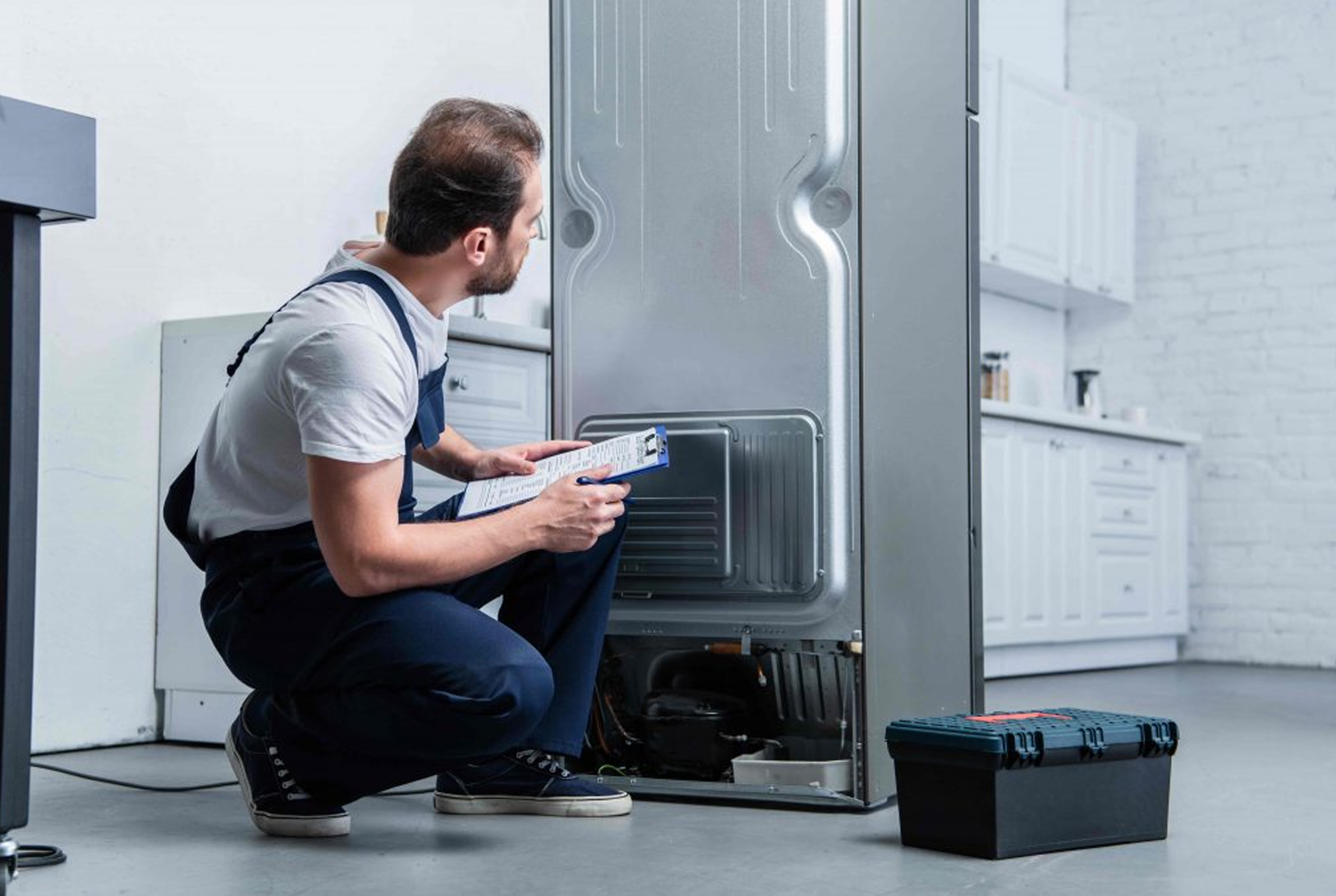 Técnico reparando refrigeradora a domicilio en Lima